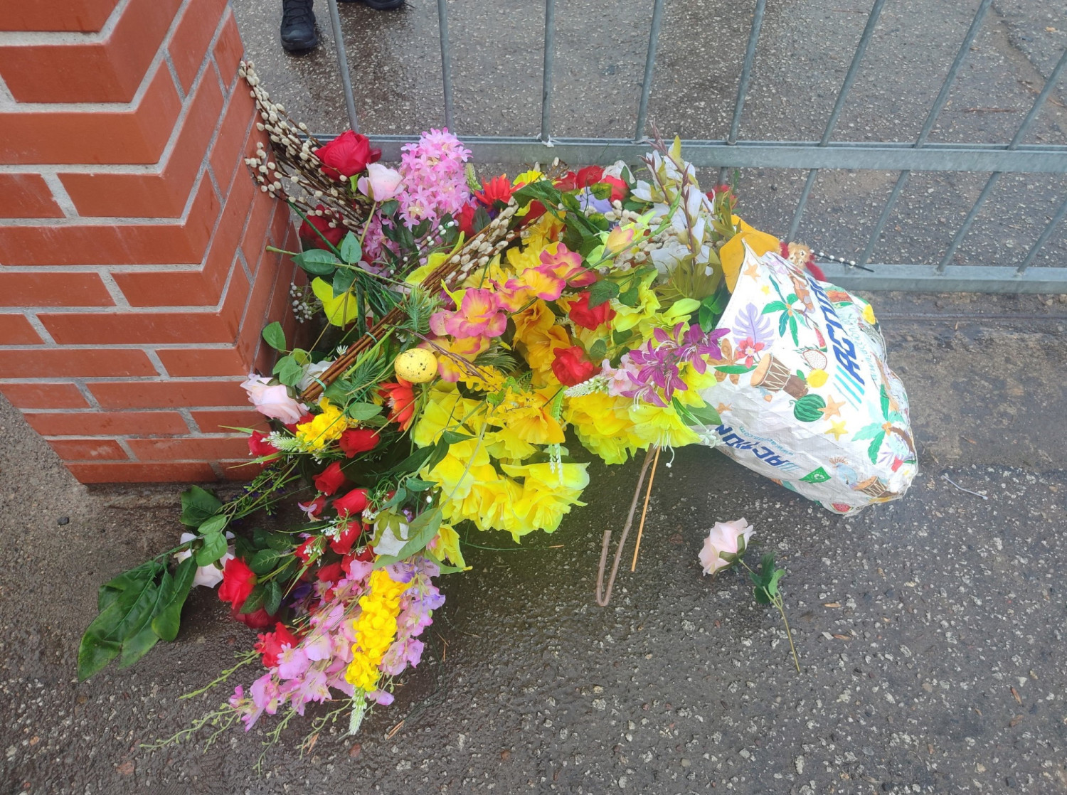 Ogołacał groby ze świątecznych ozdób i stroików. Złapali cmentarnego złodzieja