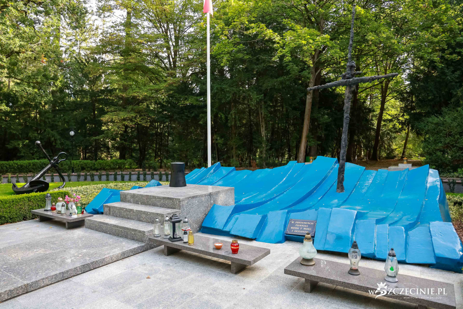 Przemalowali pomnik na niebiesko. Burza wokół renowacji monumentu na Cmentarzu Centralnym