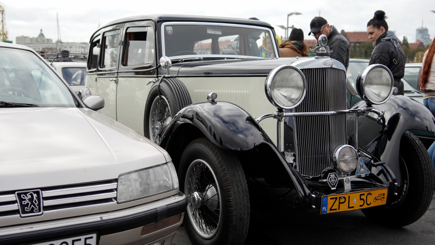 Ponad 300 niezwykłych samochodów zapełniło plac na Łasztowni