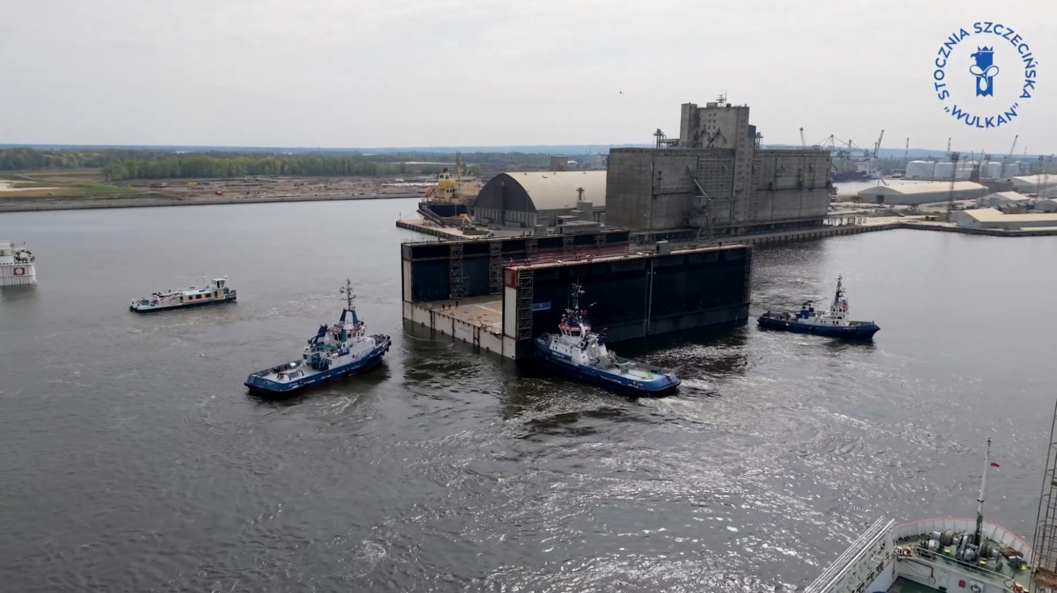 Widowiskowa operacja zakończona. Drugi kolos już na wodzie