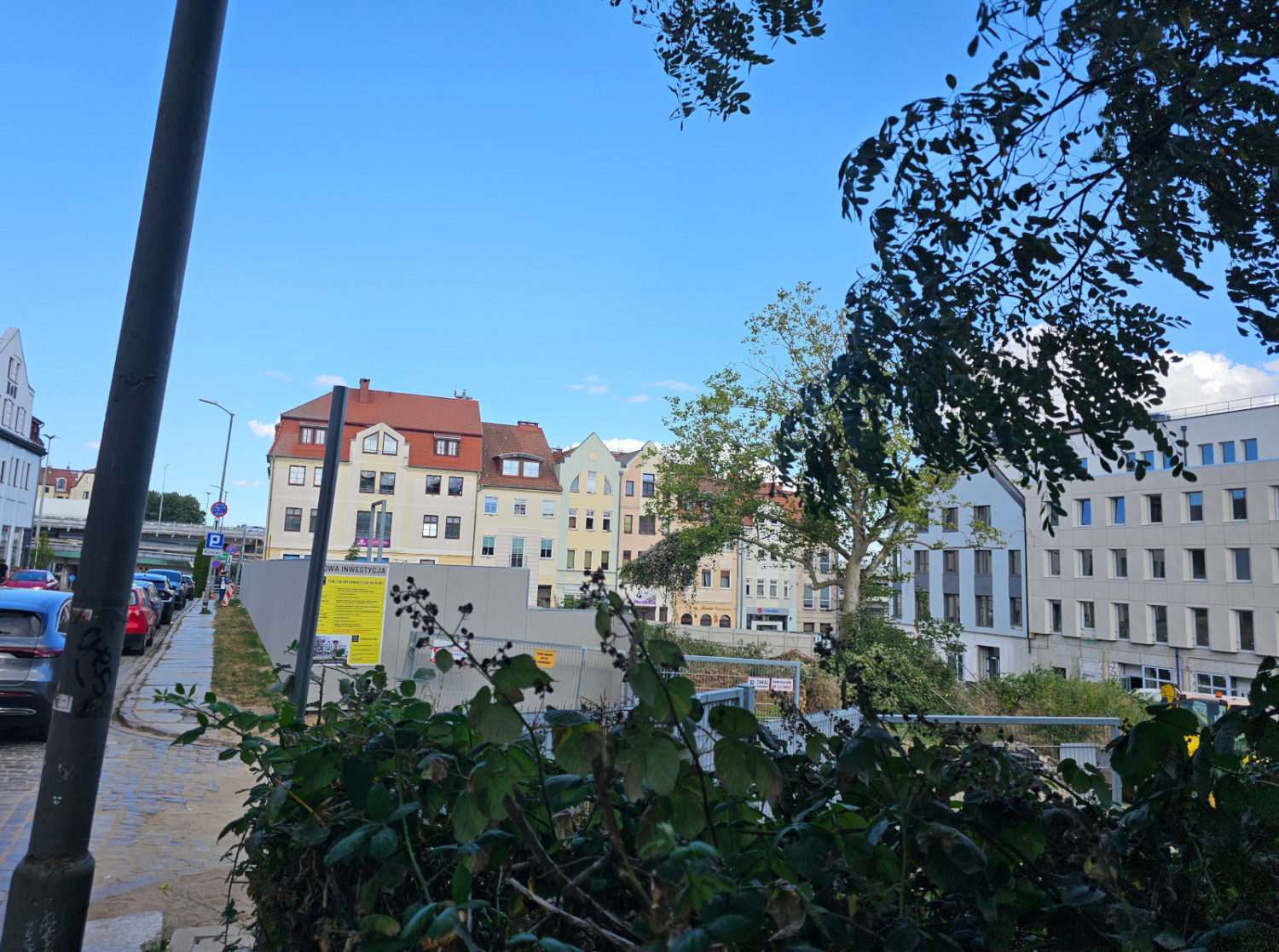 Nie będzie hotelu międzynarodowej sieci tuż przy Baszcie Panieńskiej. Zarośniętą działkę kupił szczeciński deweloper