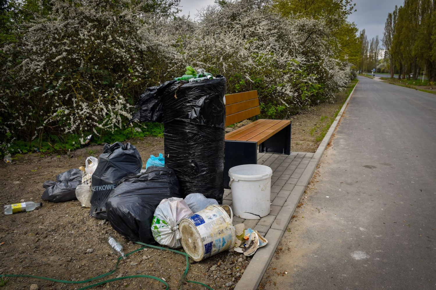 Choć to nowa inwestycja drogowa, niektórzy traktują ją jak wysypisko śmieci. „To przejaw zwykłego niedbalstwa”