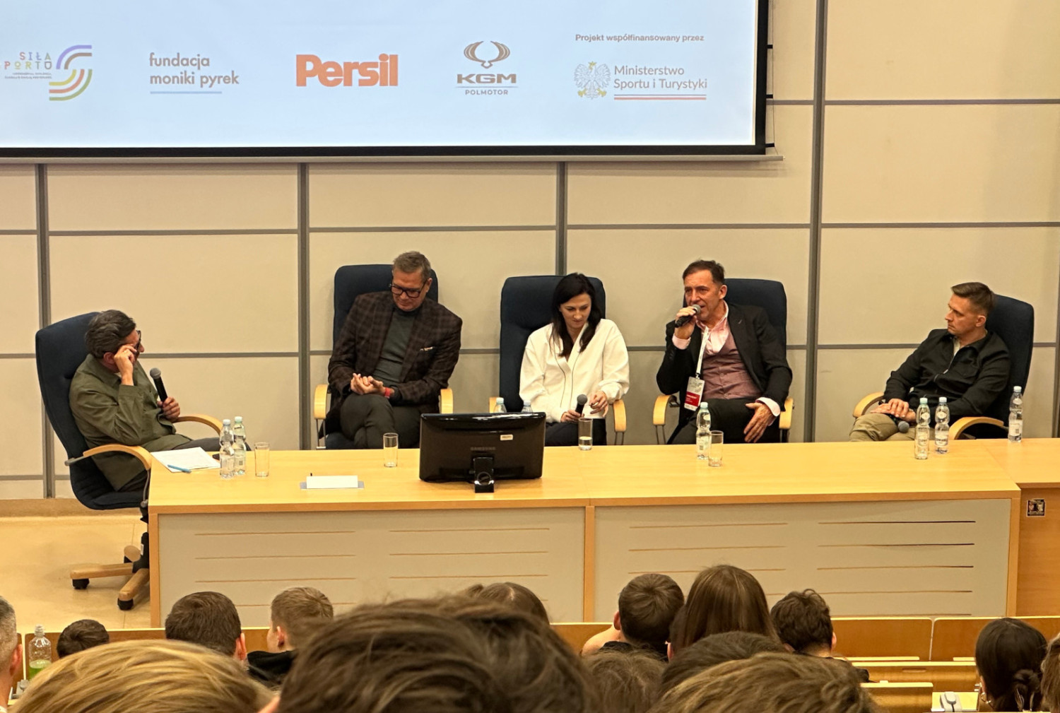 Przechodzą na emeryturę w młodym wieku. Jak mają odnaleźć się w nowej rzeczywistości?