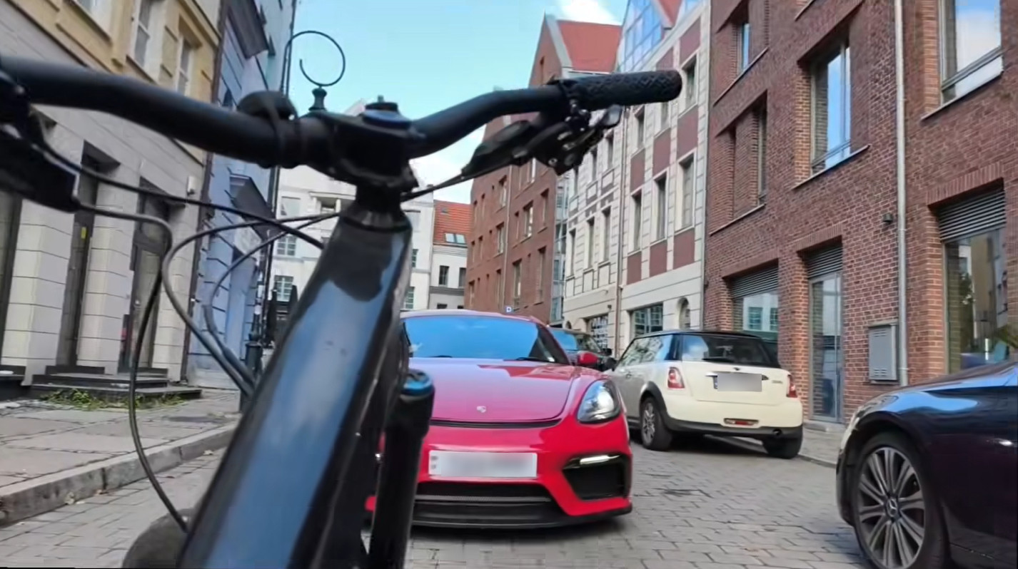 Kierowca porsche chciał jechać pod prąd, nie pozwolił miejski aktywista. Krok od tragedii na Wielkiej Odrzańskiej