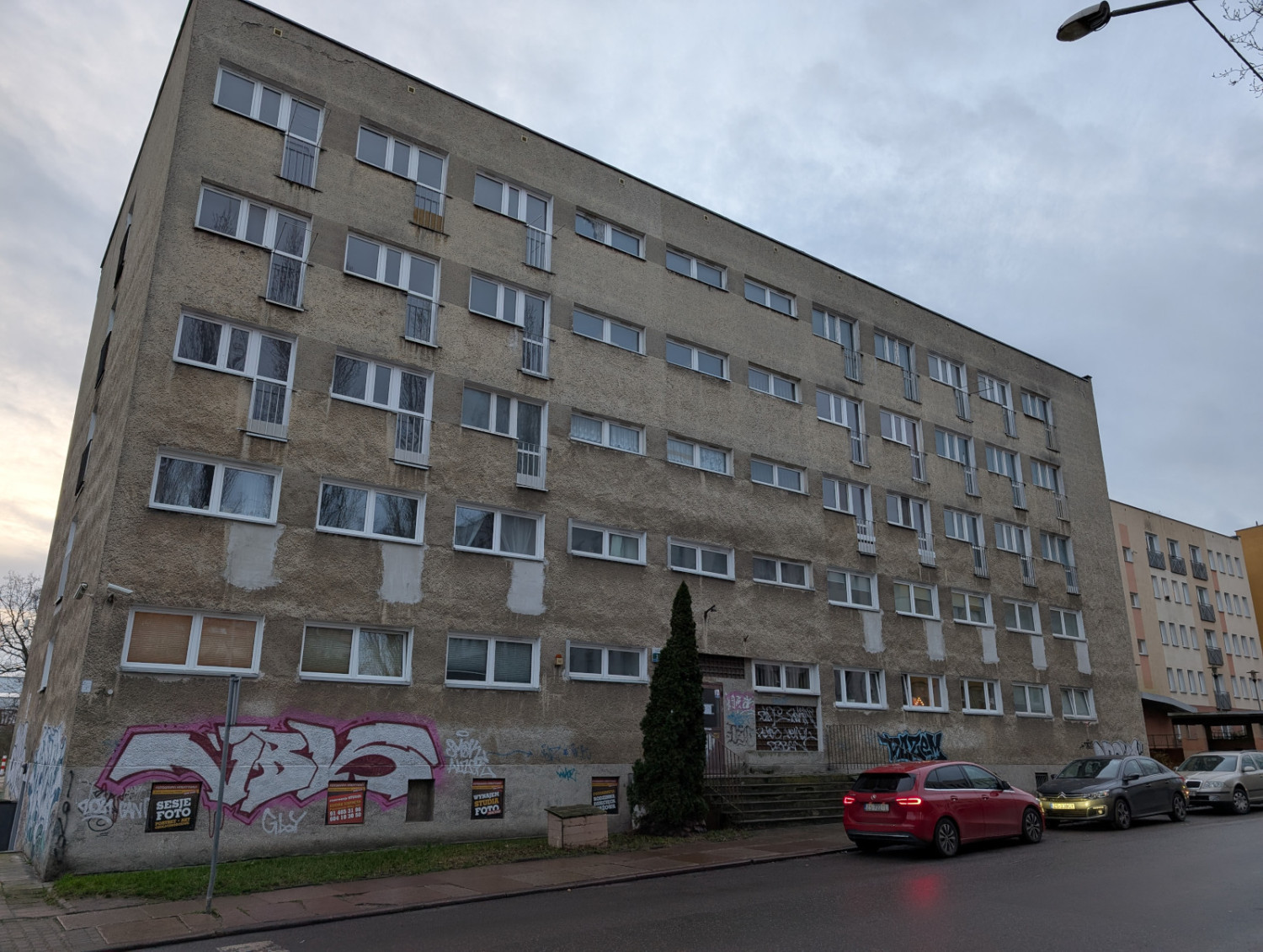 Trudno znaleźć PRL-owskie bloki o gorszym standardzie. Ten przejdzie gruntowny remont