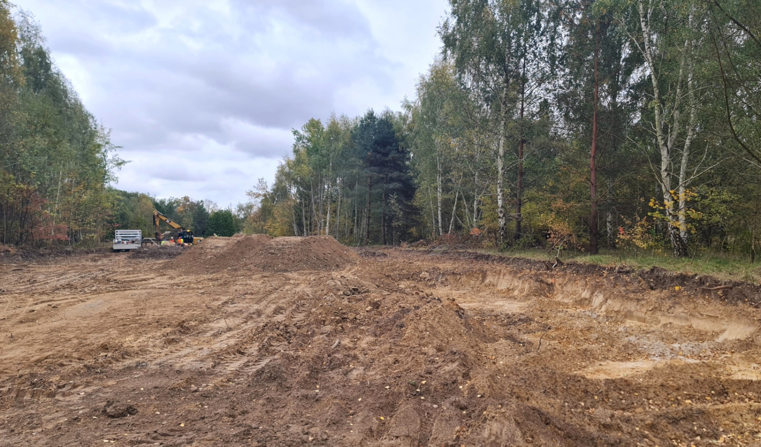 Istniejąca ulica zostanie na tym fragmencie przesunięta. Ruszyła budowa kanalizacji deszczowej