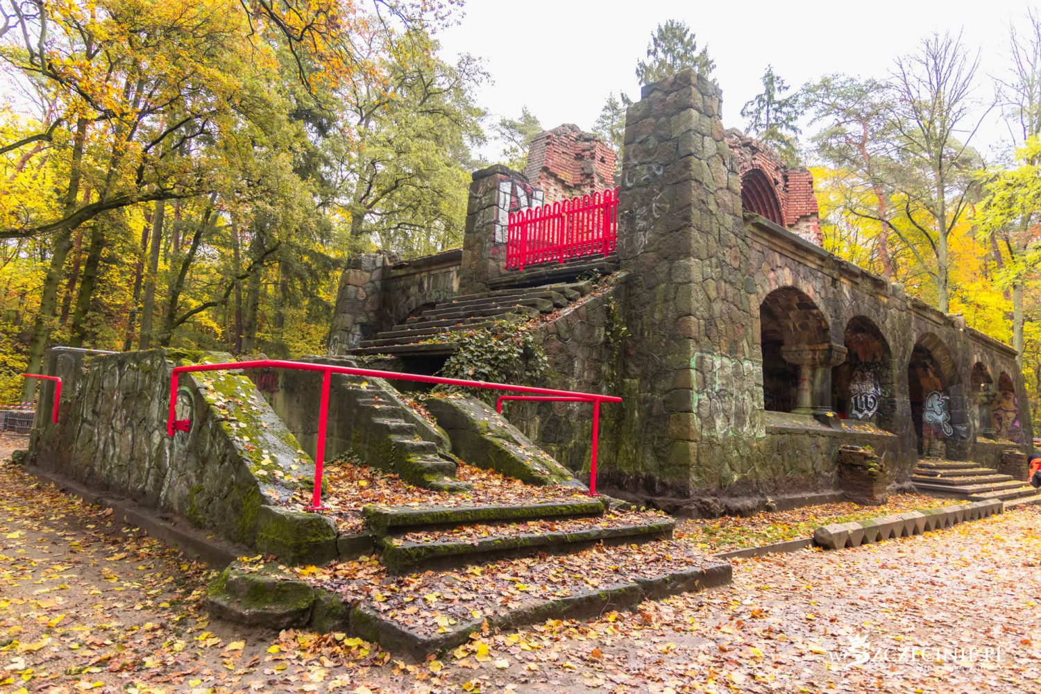 Internauci oburzeni krwistoczerwonymi barierkami na Wieży Quistorpa: “Miałam nadzieję, iż to zły sen”