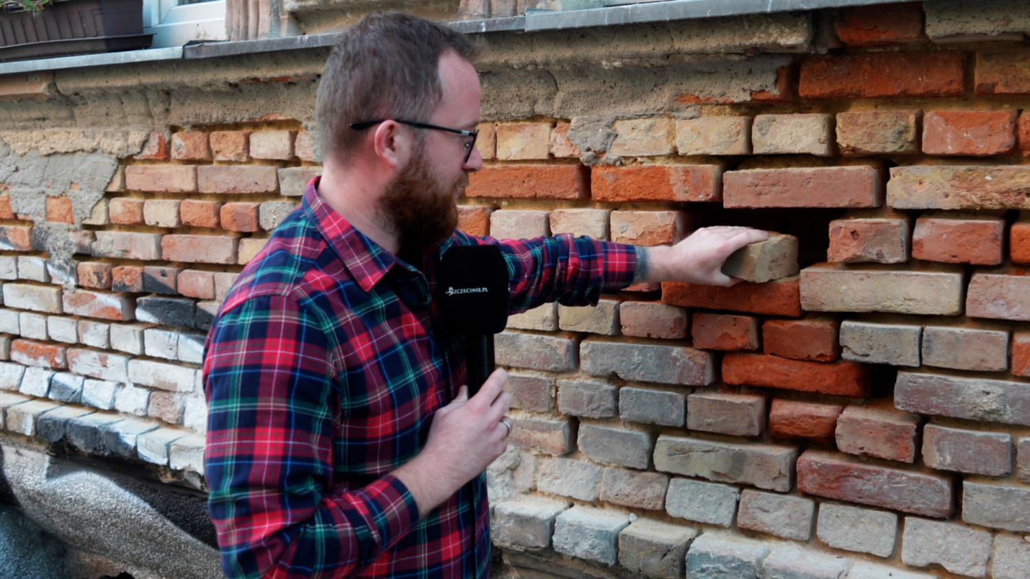 Cegły z elewacji kamienicy można wyciągać rękami. „Tu się nie da bezpiecznie żyć, wszystko leci na głowę”